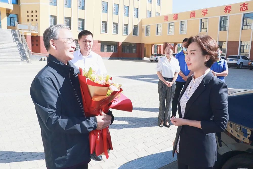 县委书记李春燕教师节前夕看望慰问一线教师