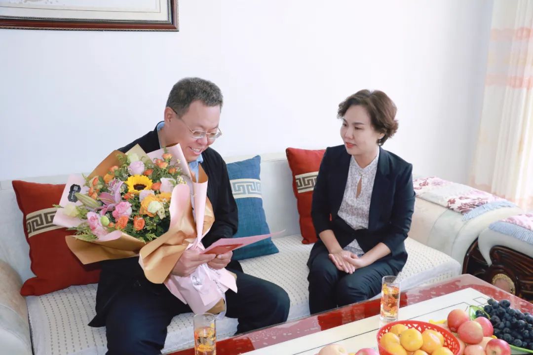 县委书记李春燕教师节前夕看望慰问一线教师