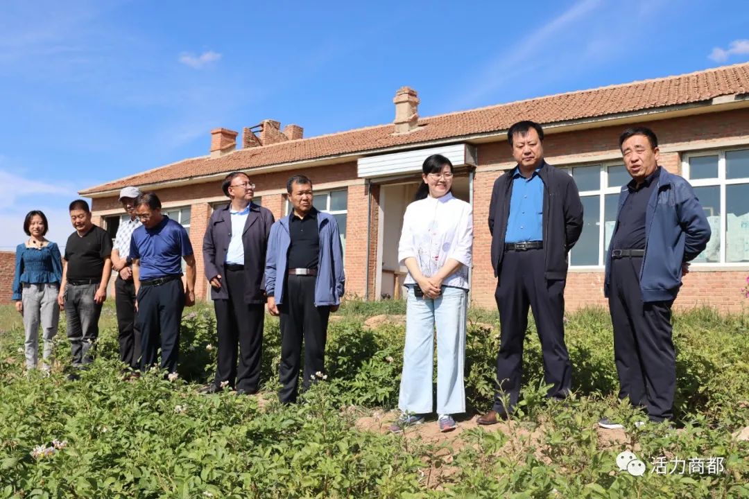 县人大常委会副主任荆喜深入大库伦乡,西井子镇就农牧业发展及教育