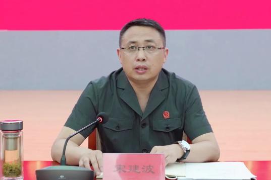 第920期对话青年寄语青年通辽中院党组书记代院长宋建波与青年干警