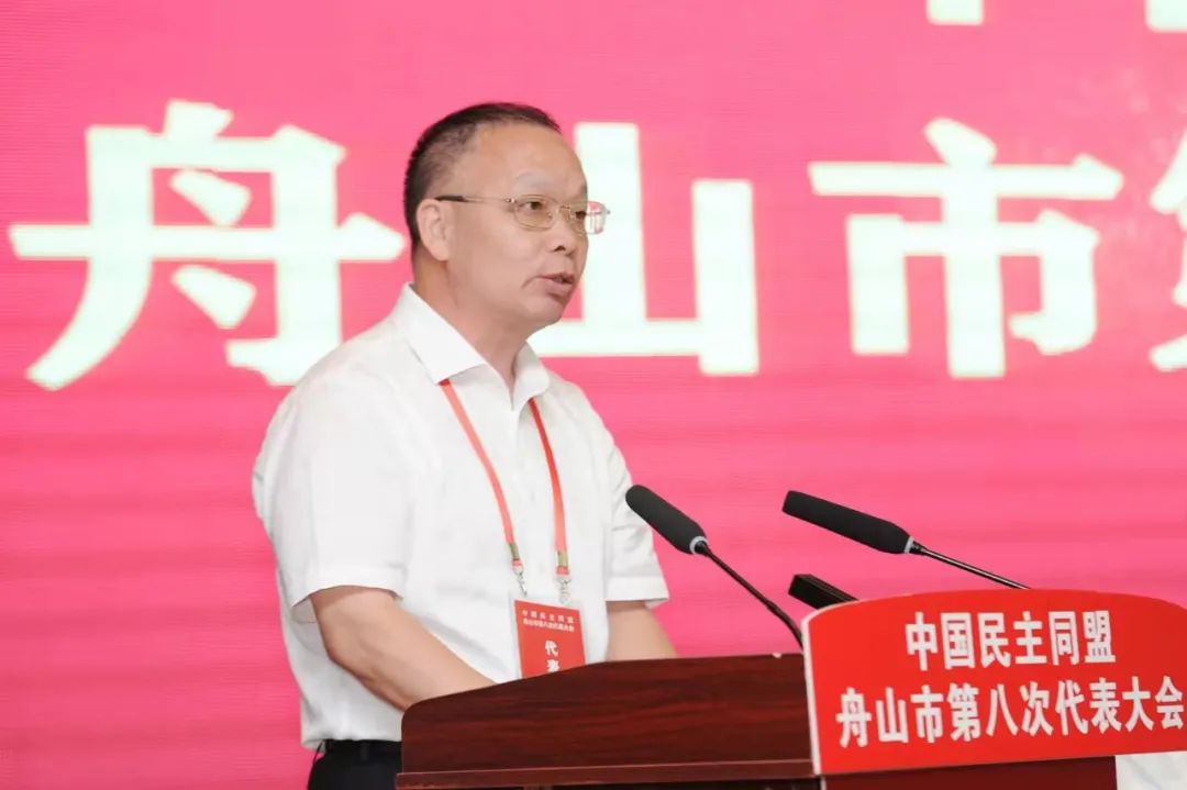 张伟平代表全市各民主党派,工商联,无党派人士向大会致贺词唐睿康代表