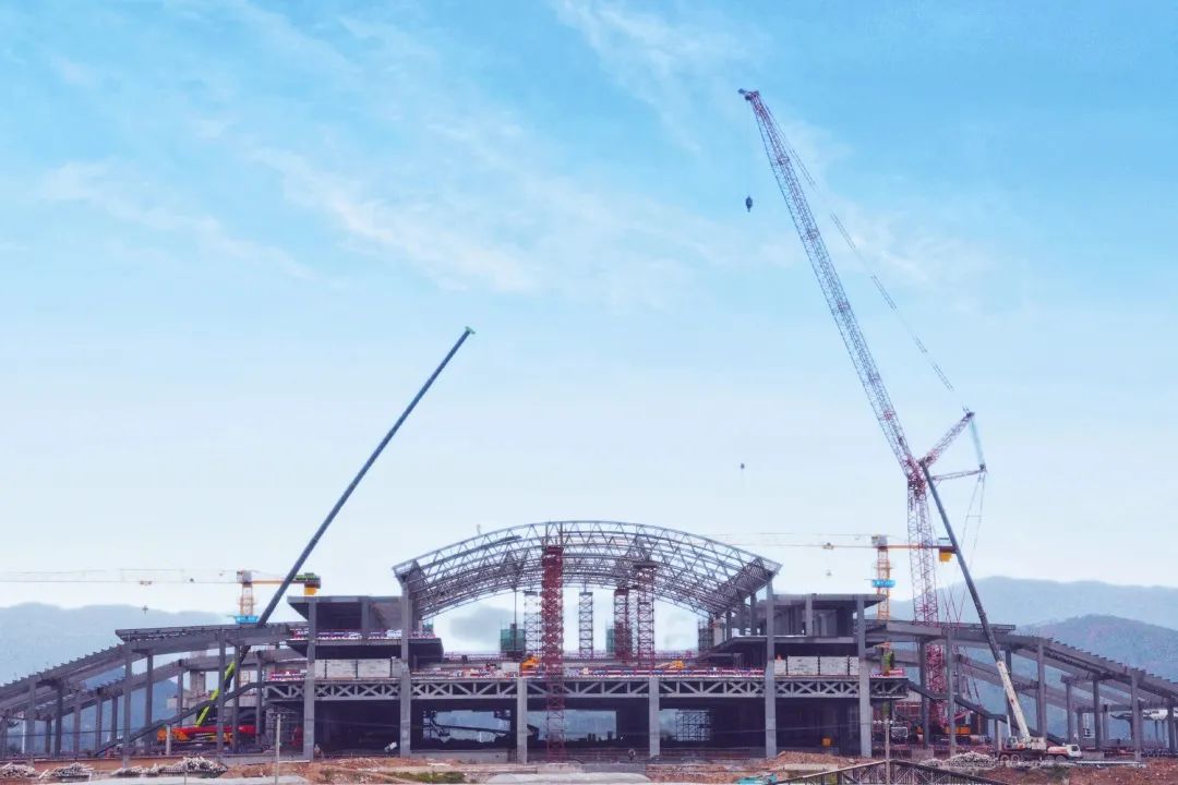 建设中的西昌西站建设过程中,参建单位克服风季,雨季,新冠疫情复发