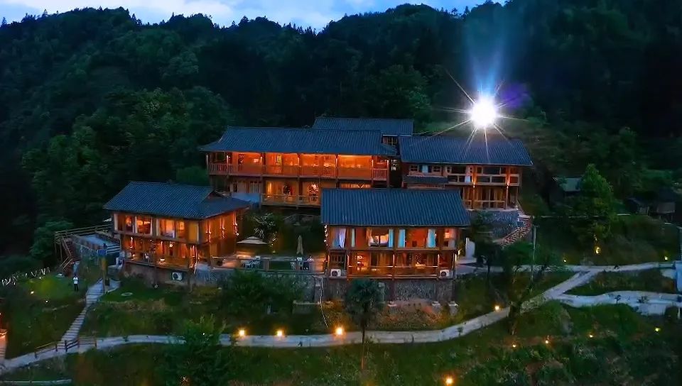 月亮山腹地藏着的这10栋吊脚楼是云与梦交汇的地方