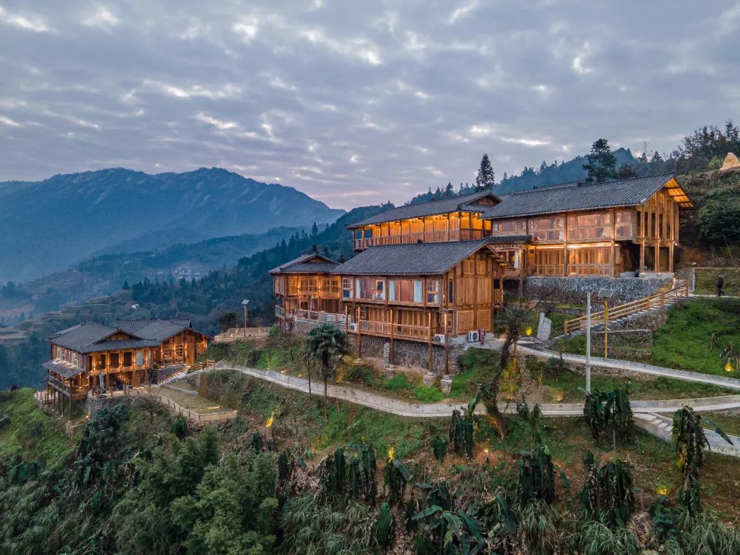 月亮山腹地藏着的这10栋吊脚楼是云与梦交汇的地方