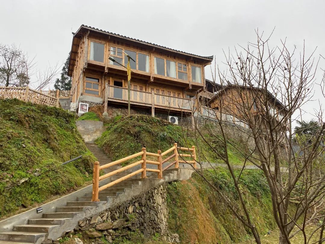 月亮山腹地藏着的这10栋吊脚楼是云与梦交汇的地方