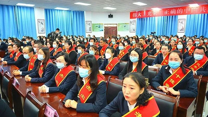 9月9日,格尔木市召开第37个教师节表彰大会,表彰奖励全市教育系统优秀