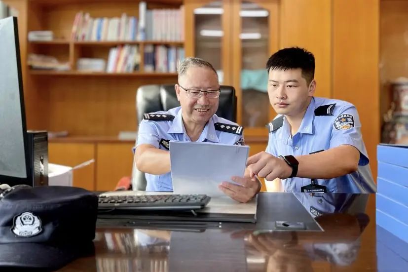 新民警肖翔(泉州监狱二监区二级警员)老师傅王志杰(泉州监狱二监区