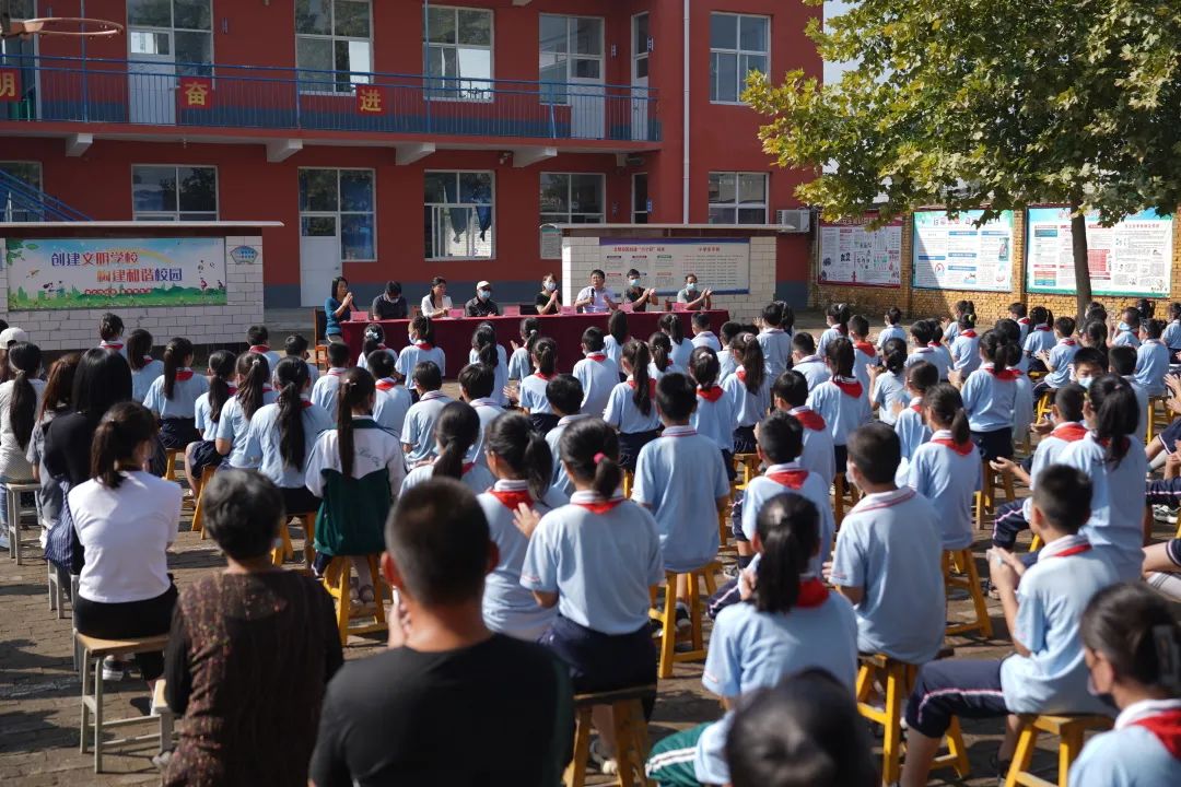 教师节前夕,9月8日上午,在邢台经济开发区留村办事处青介小学的捐赠