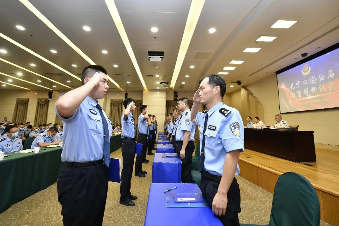 长宁公安新警今天拜师啦