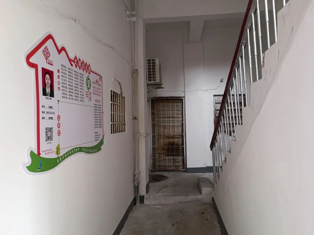 增设公益公告,呈现"五有"公示栏宜港小区"网红"楼栋墙面彩绘和楼道