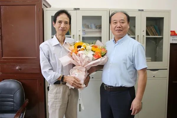 丁利民副研究员陈玉林看望慰问人文学院苏燕平副教授党委校长办公室