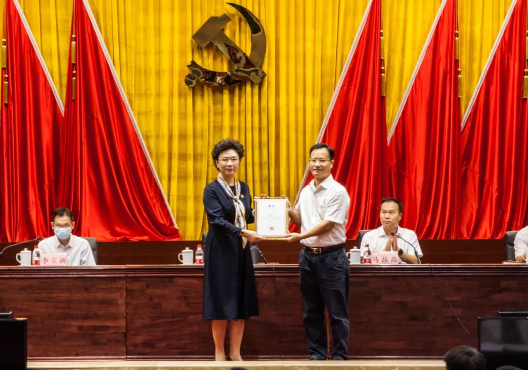 声音紫茶中学党支部书记,校长张又红:用灿灿如金的教育初心书写教育