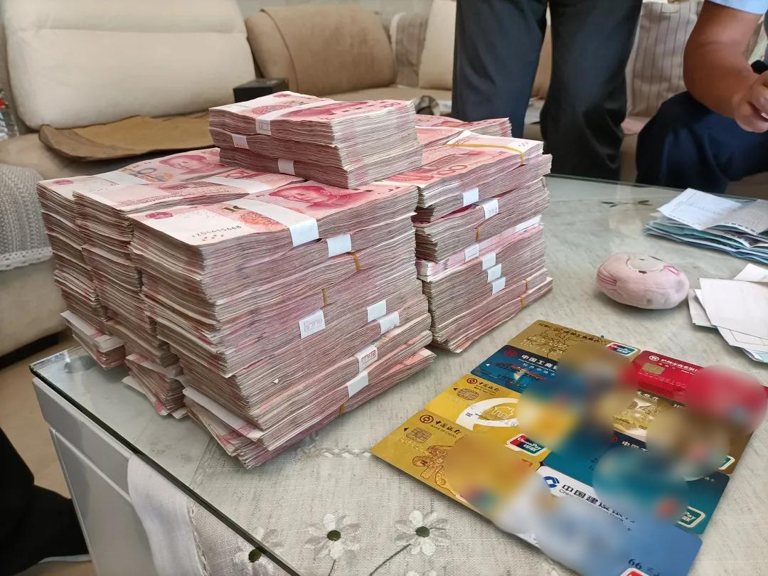 干警找到了一个隔层,拉开隔层拉链,映入眼帘的是一堆码放整齐的现金