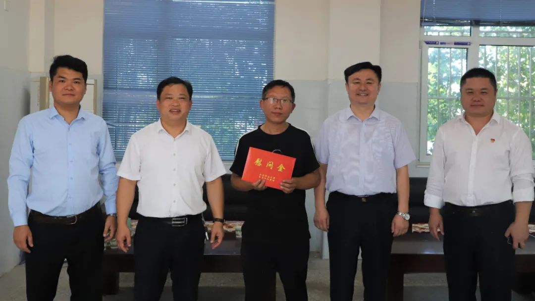 莘县法院院长隋得民到张寨镇进行教师节慰问