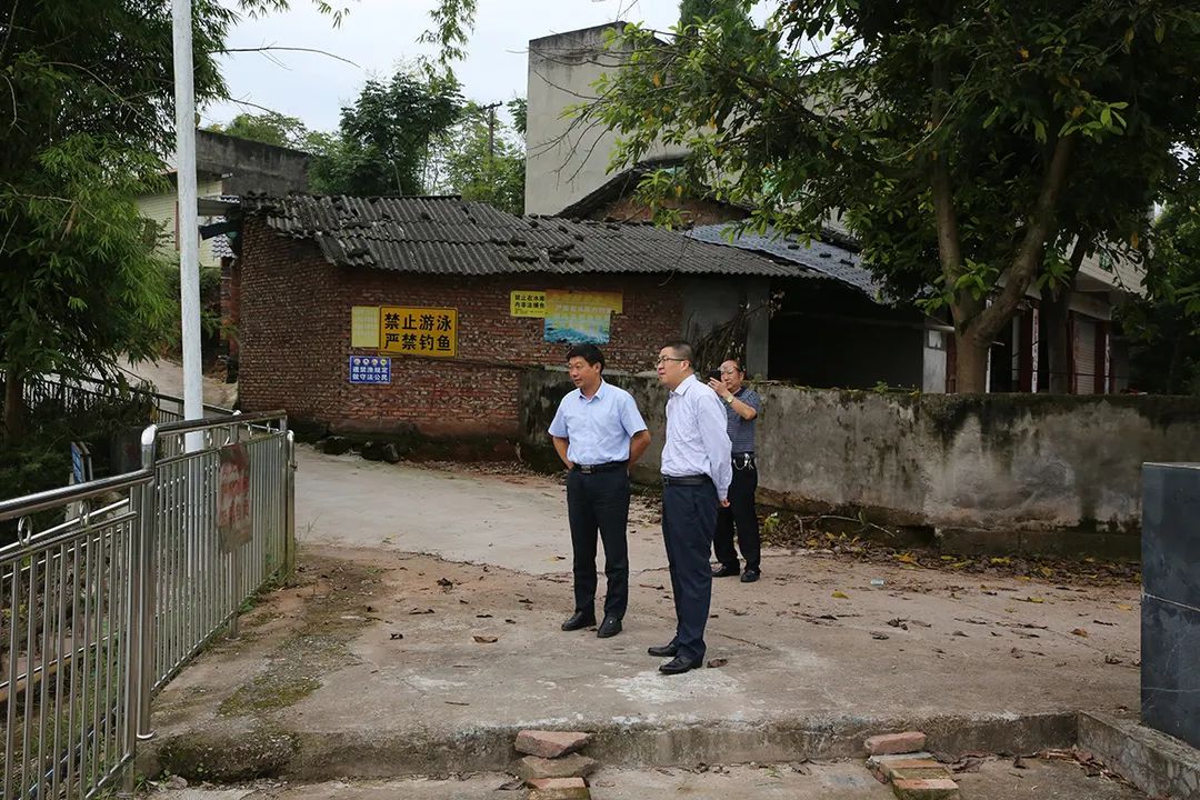 左右滑动查看更多9月8日,荣昌法院党组书记,代理院长杨光明到吴家镇