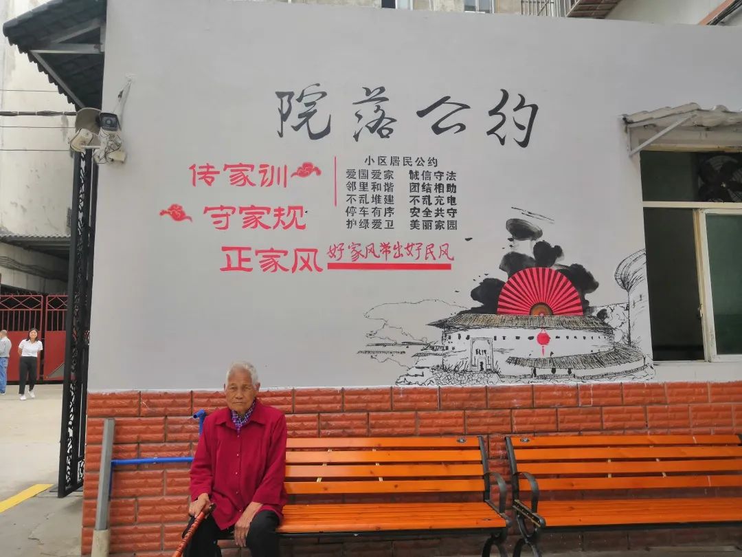 观念引领,为客家居打造了记忆墙,温馨楼道,居民书角等公共文化场景,并