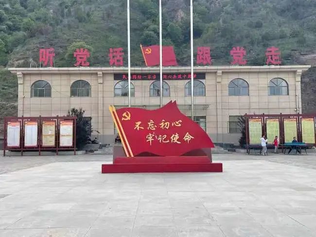 二层窑洞式民居,宽敞整洁的村文化广场,在楼顶正中一面鲜红的党旗雕塑