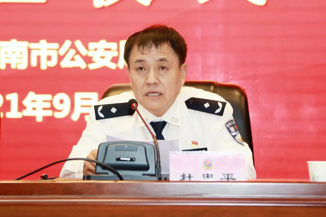 聘任仪式上,市局党委委员,副局长杜少平代表市公安局党委向全市公安