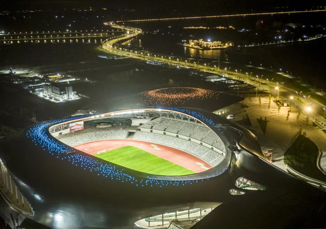 一大拨美图来袭中建八局汕头亚青会主场馆游泳跳水馆正式亮灯啦