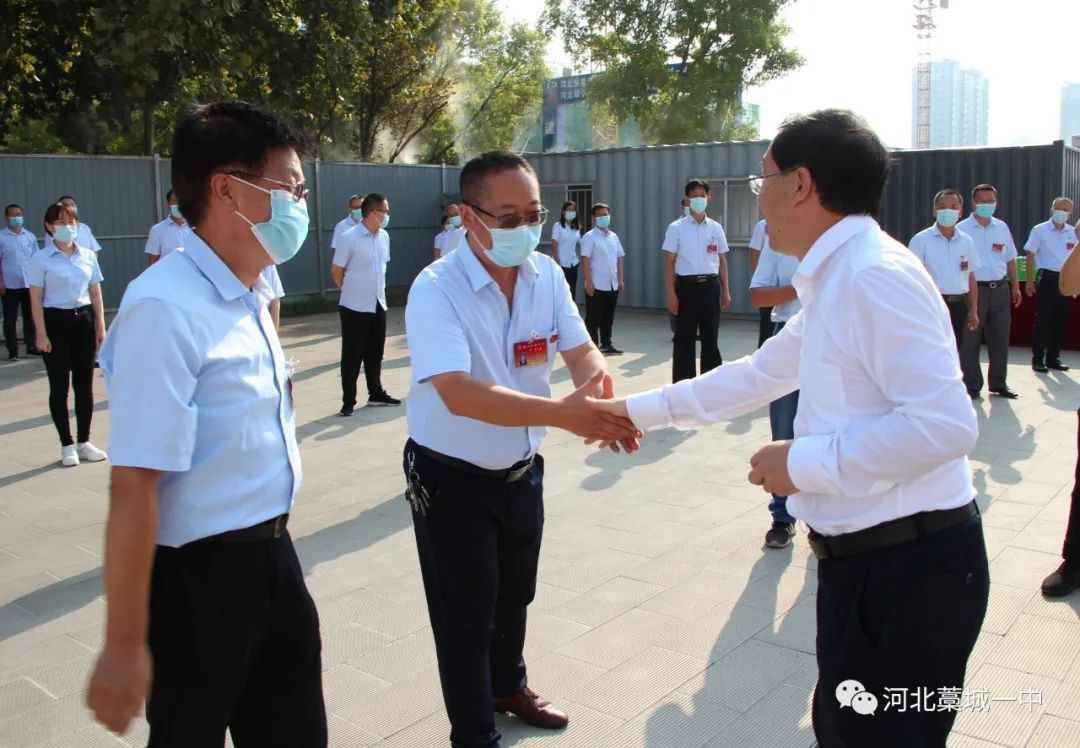 区委书记王锦山与教师代表亲切握手藁城一中校长王建伟代表藁城一中