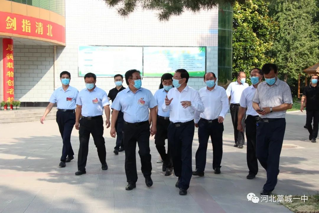 藁城一中校长王建伟代表藁城一中感谢领导们对学校的关爱和支持,并