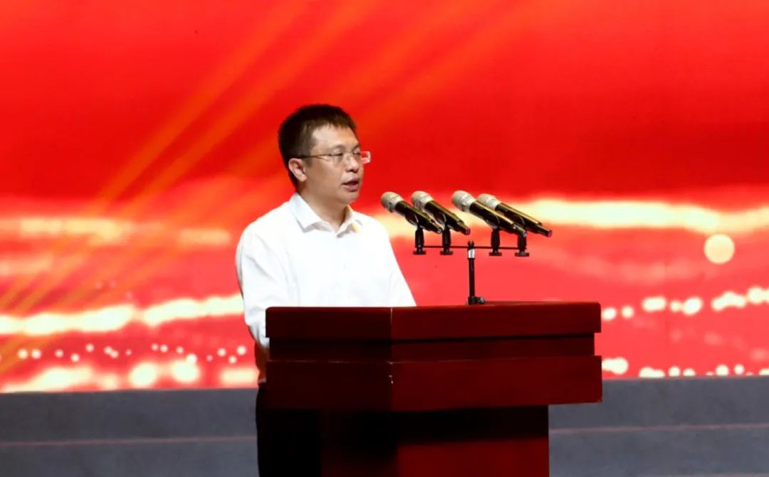 县长冯斌宣读了《固安县推进教育高质量发展20项措施》,并为获得"优秀