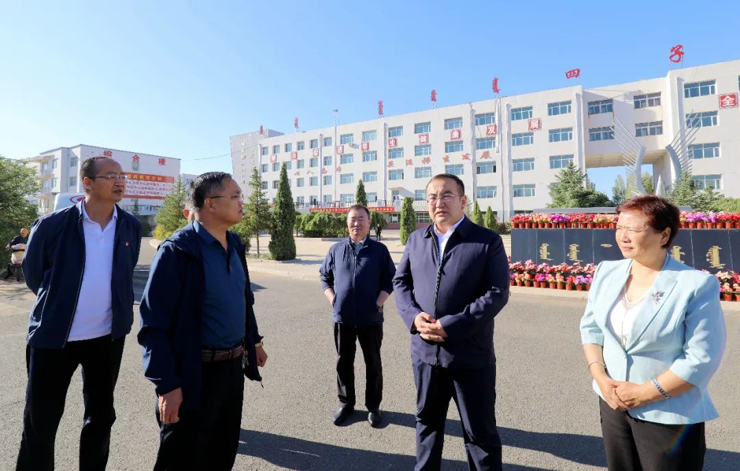 苏力德看望慰问教师代表向全旗广大教师和教育工作者致以节日的问候