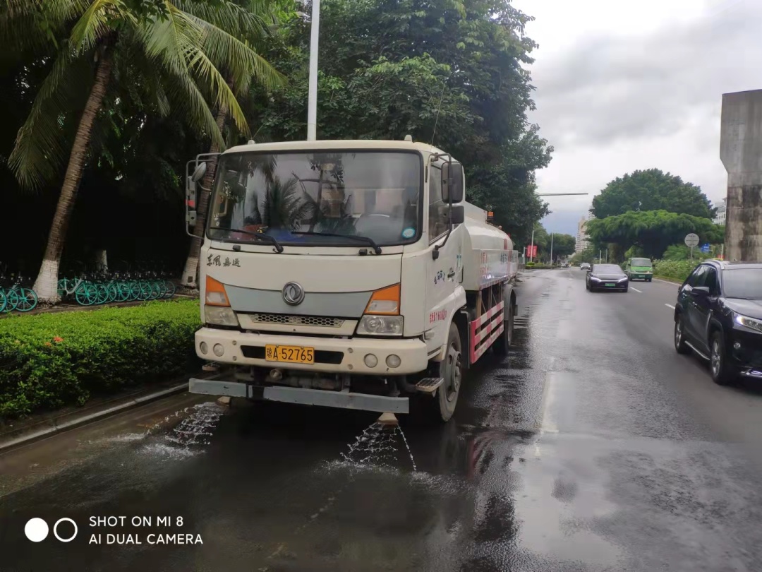 龙马环卫椰城水篦子清肠确保台风汛期排水畅通