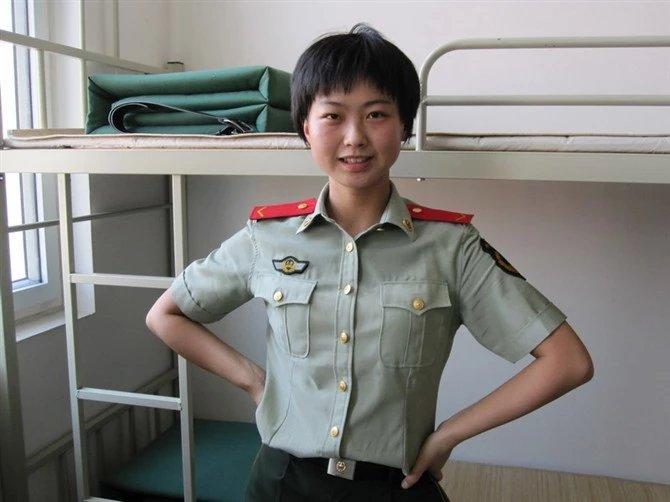 今天让我们一起致敬站在三尺讲台的上海退役军人