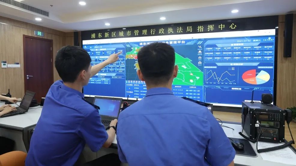 " 9月4日中午,浦东城管执法局指挥中心接到区总值班室电话,羽山路民生