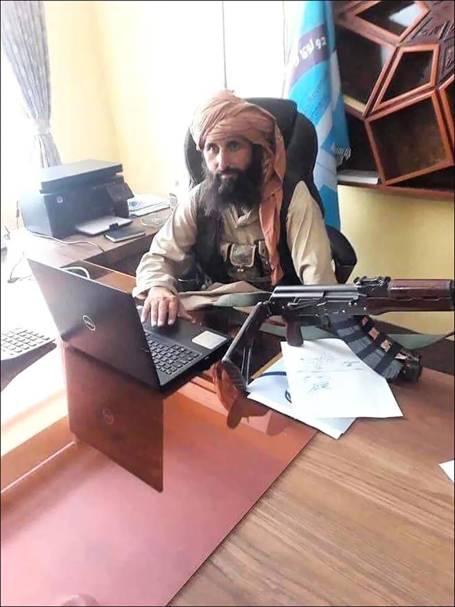 核查 | 塔利班任命的央行行长办公桌上摆ak-47?假!