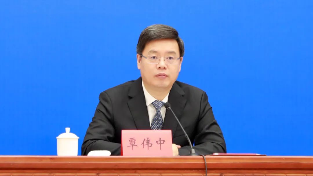 携手澳门提升澳珠极点的能级量级珠海市委副书记,珠海市市长黄志豪