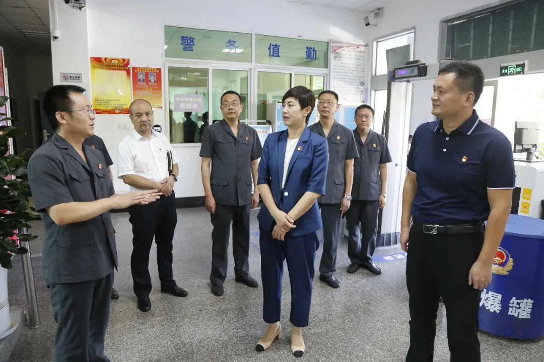 县委书记陈莲到法院调研指导工作