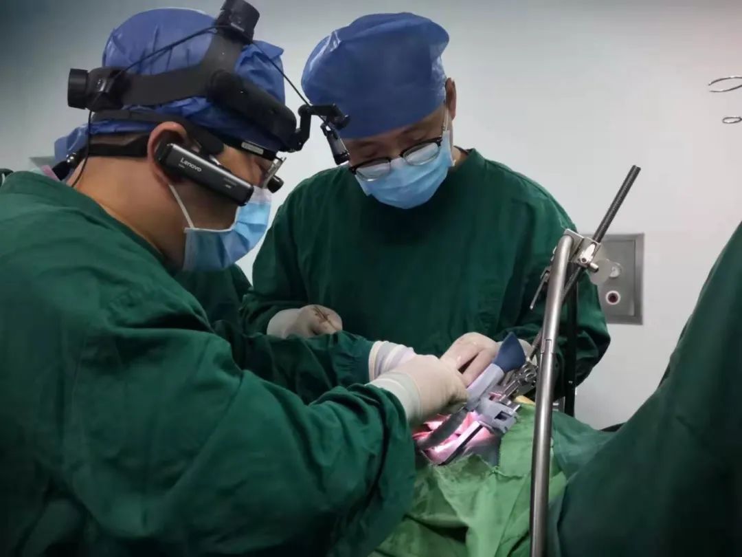 我院心脏大血管外科王振东主任团队首次独立完成微创小切口搭桥手术