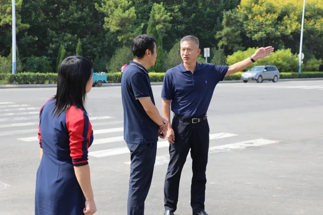 走访中,刘兆强详细了解各个学校的校园环境,办学规模,师资队伍建设