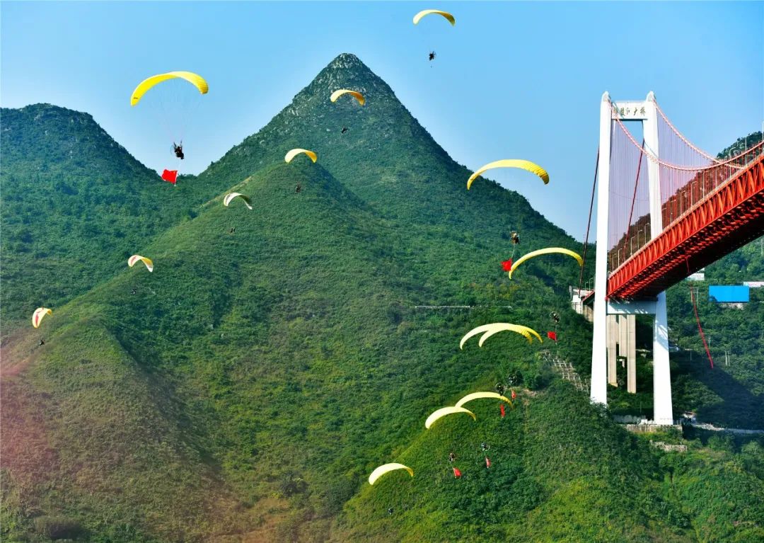 坝陵河大桥跳伞秋冬到贵州,感受多彩民俗.