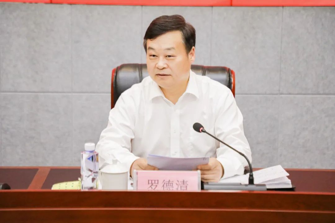 罗德清在讲话中代表区委,区人大,区政府,区政协和全区人民,向广大教育