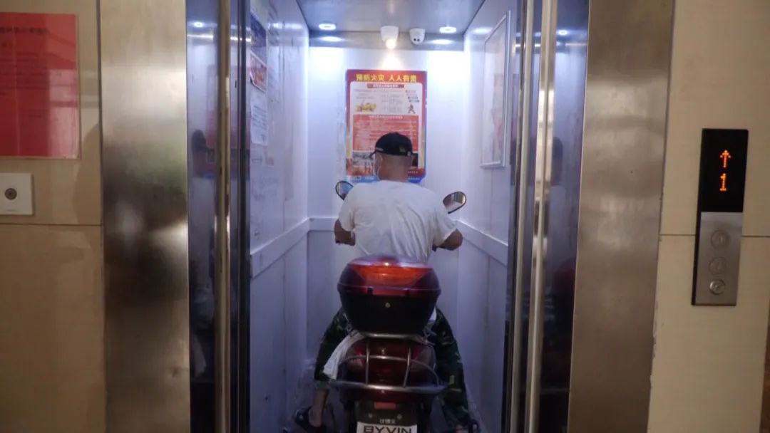 "电动车禁止入内"摄像头会发出闪光警报和语音提示当电动车进入电梯后