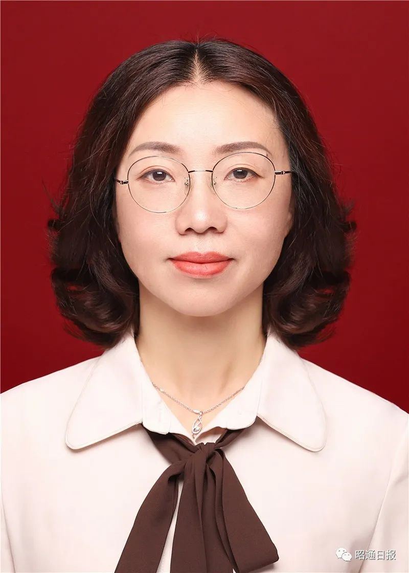 吴传美女,45岁,镇雄县赤水源中学教师.