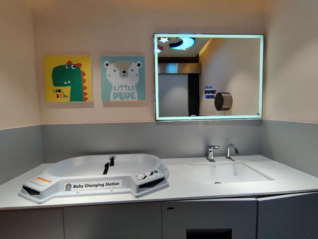 母婴卫生间采用暖色系的柔和灯光