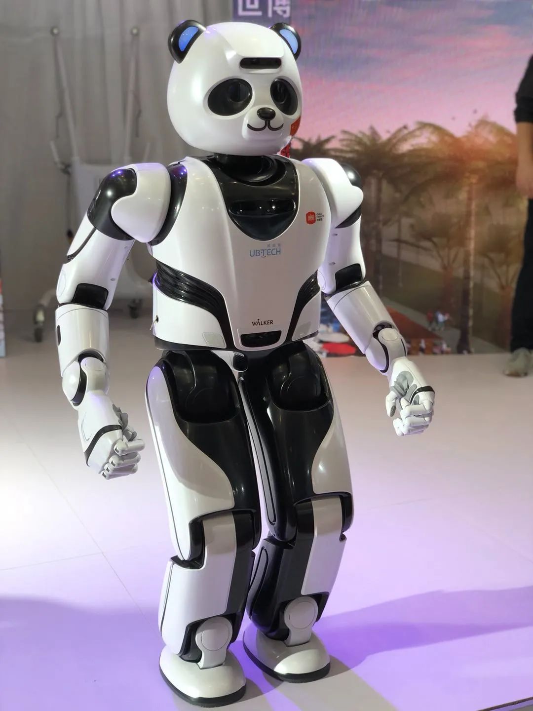熊猫机器人"优悠",为迪拜世博会中国馆专属定制,在本届世界机器人大会