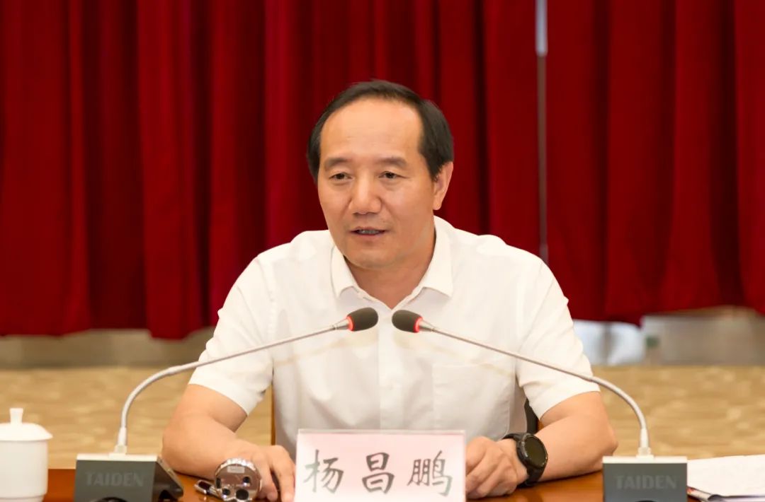 市领导彭华昌,秦天志,市政府秘书长高扬宗参加座谈.