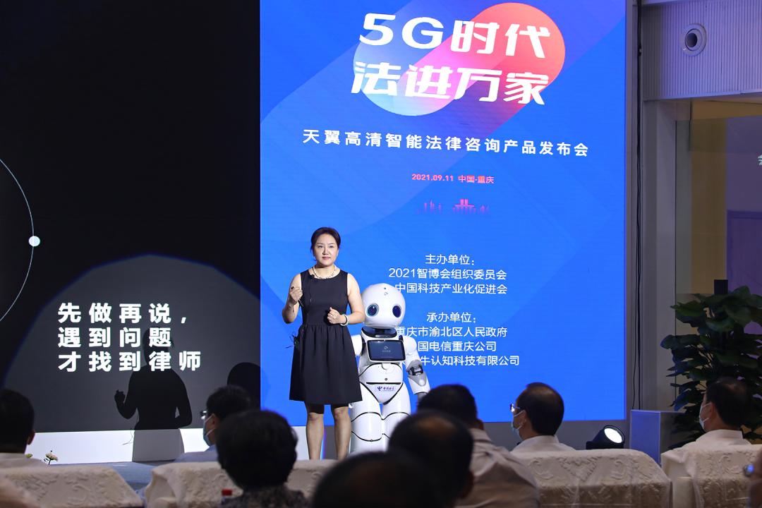 胡瑾 摄重庆大牛认知科技有限公司董事长吴怡介绍产品时说,"大牛智能