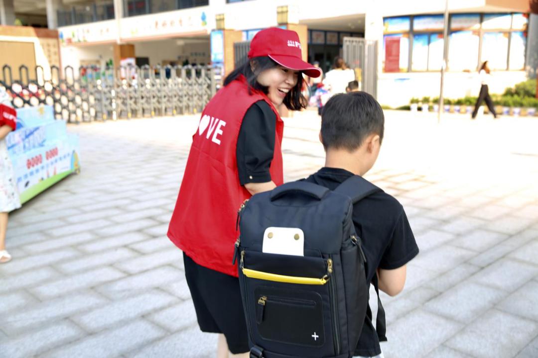 帮扶特殊儿童!雨花护学岗,情系上学路