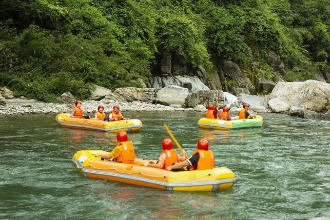 神农溪漂流颇负盛名 驾舟其间,似箭离弦 可以在有惊无险之中 领略与大