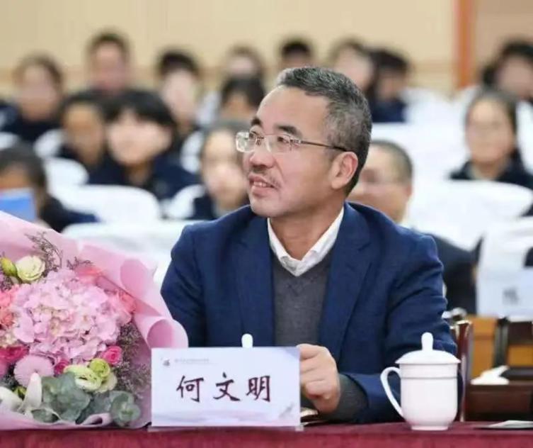 何文明教书育人要地开三遍