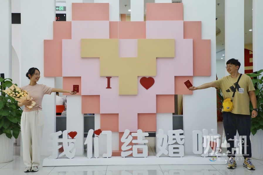 99这天迎来领证小高峰观山湖区104对新人喜结连理