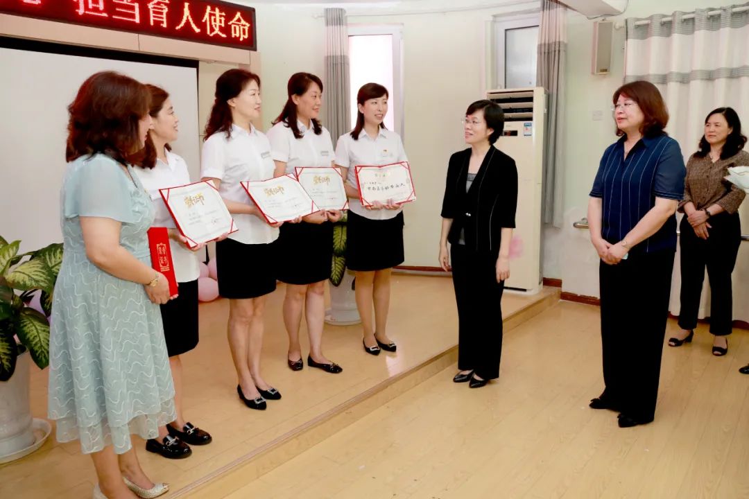 赵燕带队开展教师节走访慰问活动