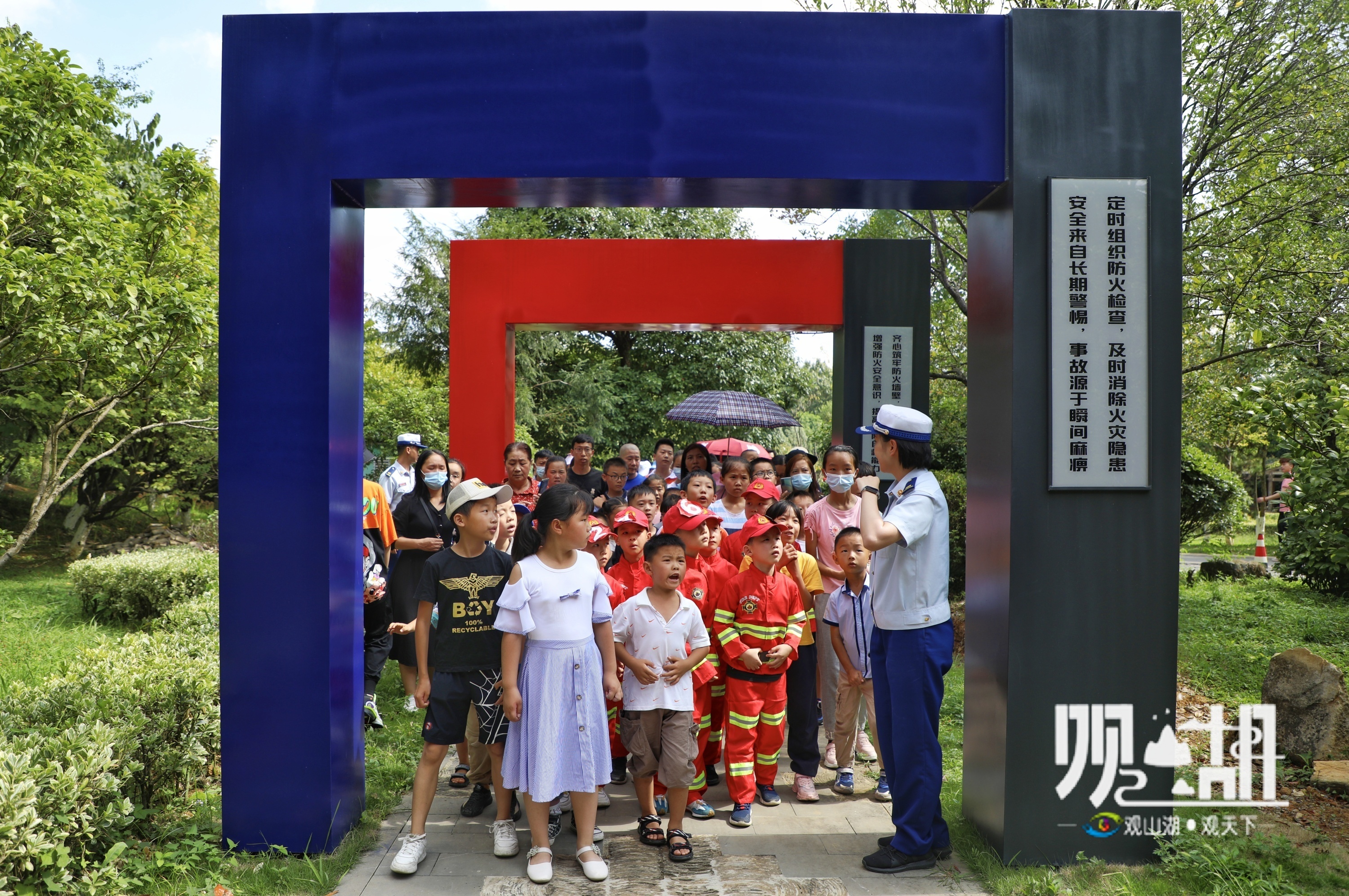 50余名萌宝走进消防主题公园当上小小消防员