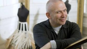 張國榮信任的時(shí)尚熊孩子，也是幫麥當(dāng)娜內(nèi)衣外穿的老頑童